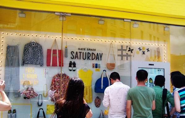 纽约*新潮门店使用触摸屏提供全新购物体验,信息显示系统,多媒体信息发布系统,数字标牌,数字告示，digital signage